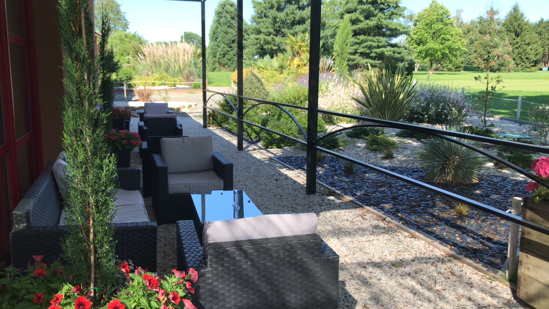 Le jardin et le lounge fleuri